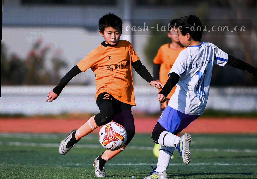 对局回放索引界面示意，时间轴与局号卡片流排列，玩法筛选胶囊清晰可见